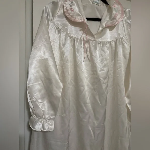 Elegant vintage style White Satin Night gown - Picture 4 of 9
